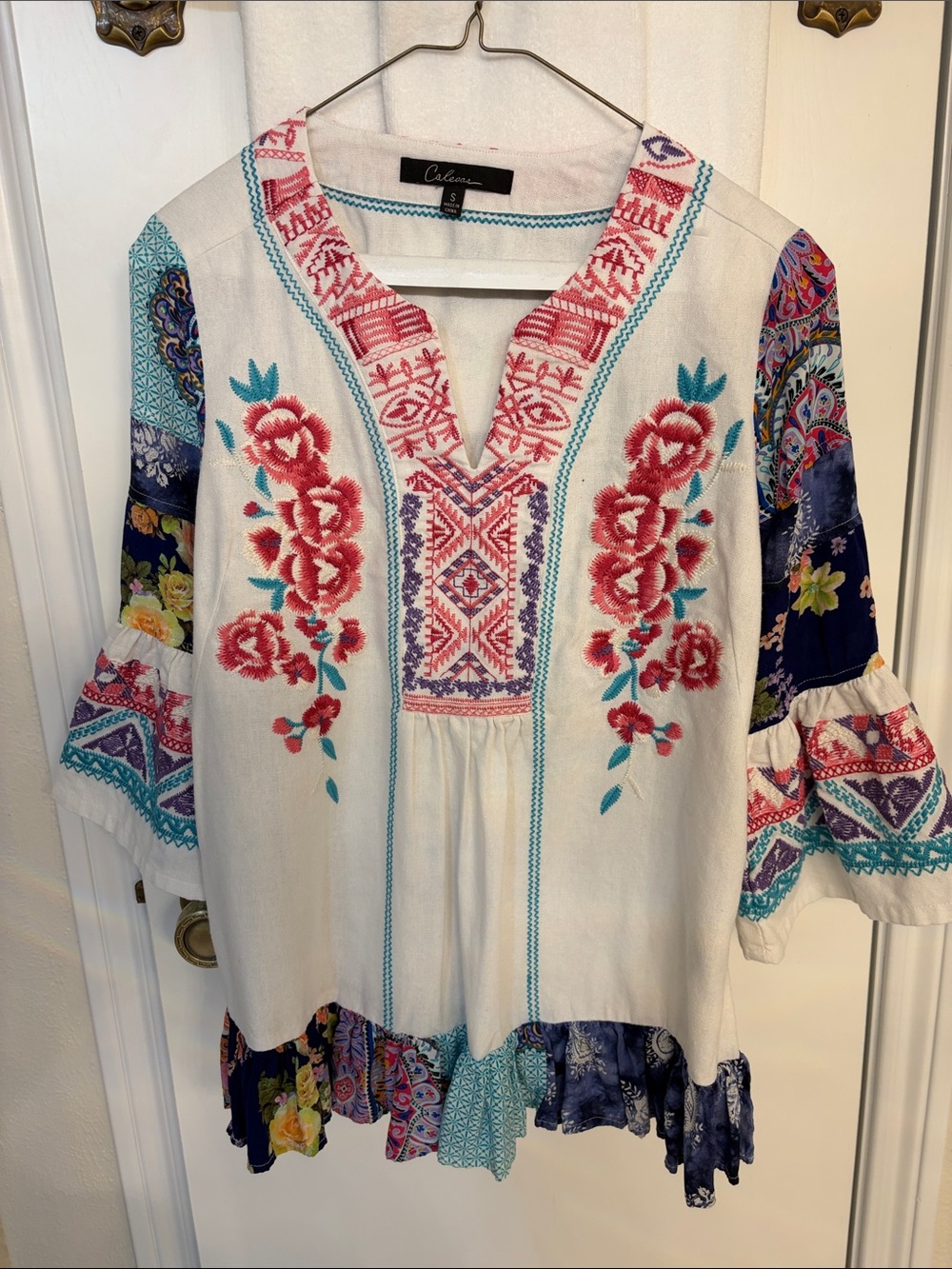 Caressa Woman Top PreOwned Embroidery Size Small Tiny Speck See Picture
